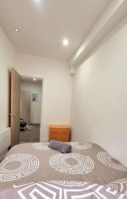 2 Bed Cosy Flat Close To Bus & Tube Station London Eksteriør bilde