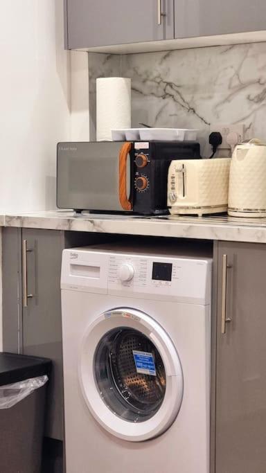 2 Bed Cosy Flat Close To Bus & Tube Station London Eksteriør bilde