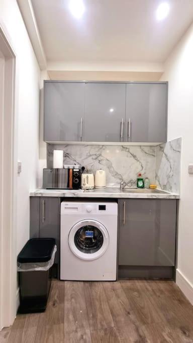 2 Bed Cosy Flat Close To Bus & Tube Station London Eksteriør bilde
