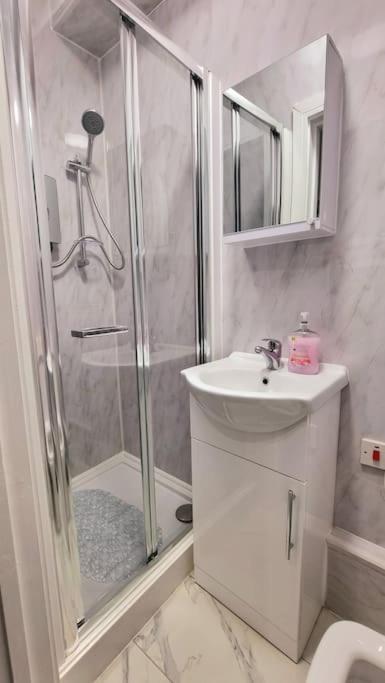 2 Bed Cosy Flat Close To Bus & Tube Station London Eksteriør bilde